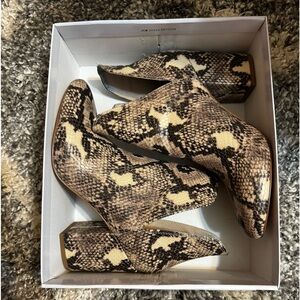 Madden Girl Rookie Beige Snake Ankle Boots size 10 (ROOK01S1)